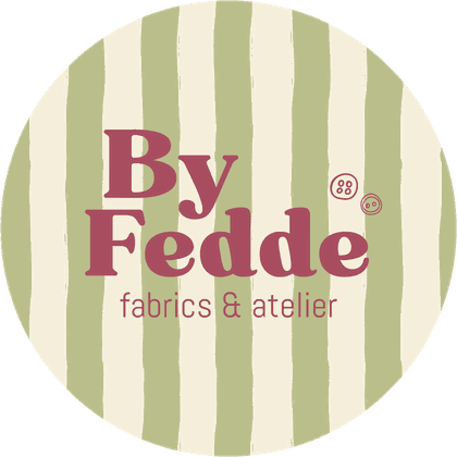 Rond logo van By Fedde met bordeauxrode letters op een groen-crème gestreepte cirkel